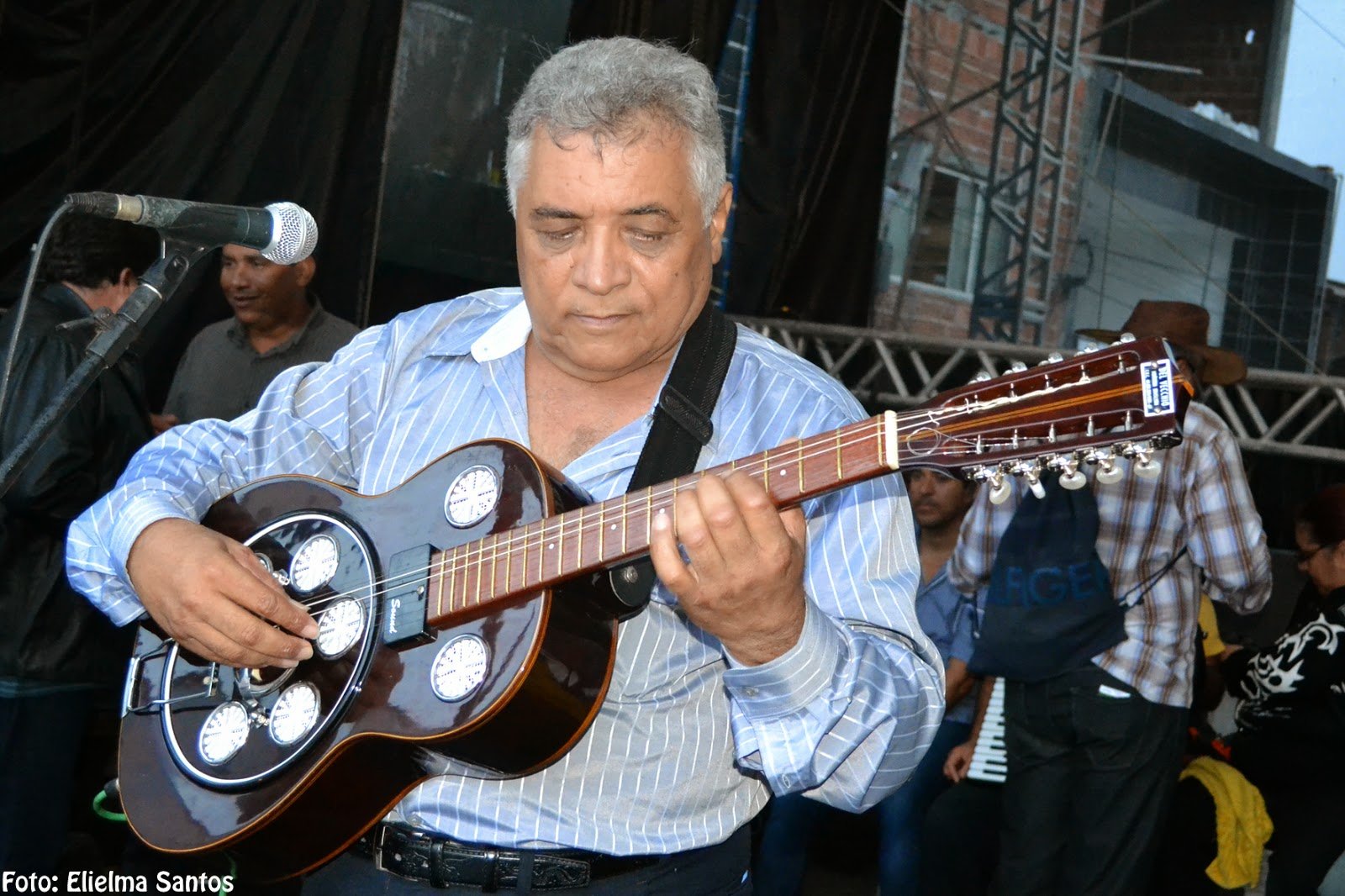 “Eu nasci para cantar”: Oliveira de Panelas reflete sobre a vida e a viola em uma homenagem especial.