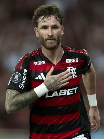 Fla sofre, mas vence Táchira e avança em 2º sob olhares de Ancelotti e Vini,