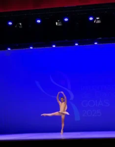 integrante da companhia municipal de danca e eleito melhor bailarino no festival internacional de goias