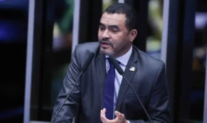 alvo de investigacao governador do tocantins e afastado do cargo