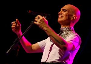 edson cordeiro canta zeca baleiro em show no teatro paulo pontes dia 09 de outubro 6