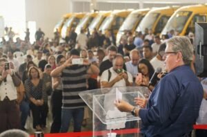 joao azevedo entrega mais 104 onibus escolares para os municipios e destaca compromisso de garantir transporte seguro aos estudantes 3