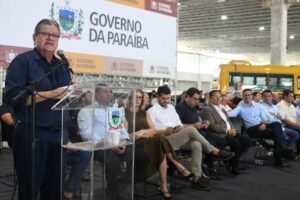 joao azevedo entrega mais 104 onibus escolares para os municipios e destaca compromisso de garantir transporte seguro aos estudantes 4