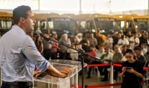 joao azevedo entrega mais 104 onibus escolares para os municipios e destaca compromisso de garantir transporte seguro aos estudantes 5