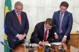 hugo motta e dinho assinam criacao da rede legislativa metropolitana