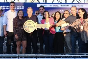joao azevedo entrega 96 unidades habitacionais em patos alem do centro de iniciacao ao esporte do municipio