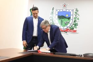 joao azevedo transmite cargo para vice governador lucas ribeiro