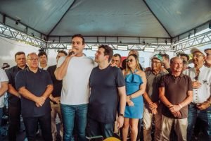 Eduardo Carneiro reúne multidão em confraternização em JP ao lado de Lucas e Aguinaldo