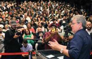 João Azevêdo entrega premiação a professores e escolas que promoveram avanços na aprendizagem dos alunos