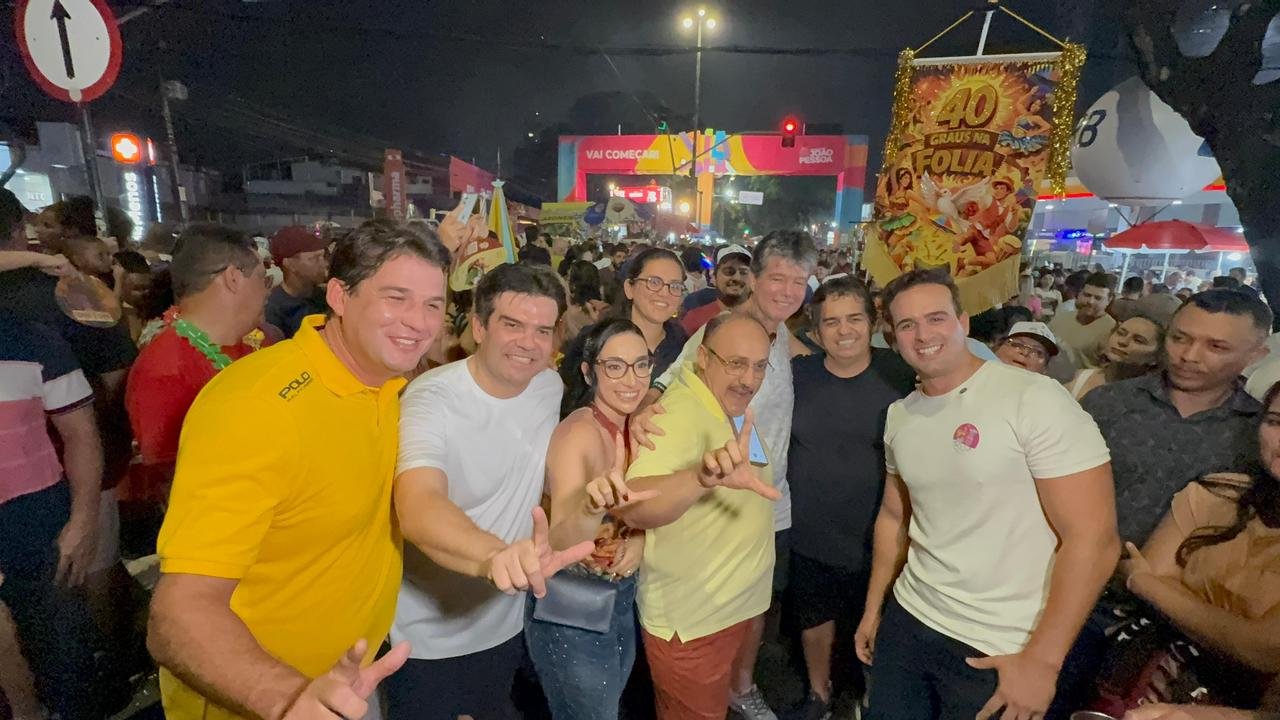 Ao lado de Lucas, deputado Eduardo Carneiro, vereadores e lideranças da capital caem na folia das Muriçocas
