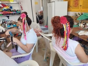 reeducandas da julia maranhao produzem acessorios de carnaval a partir de materiais sustentaveis em projeto de ressocializacao