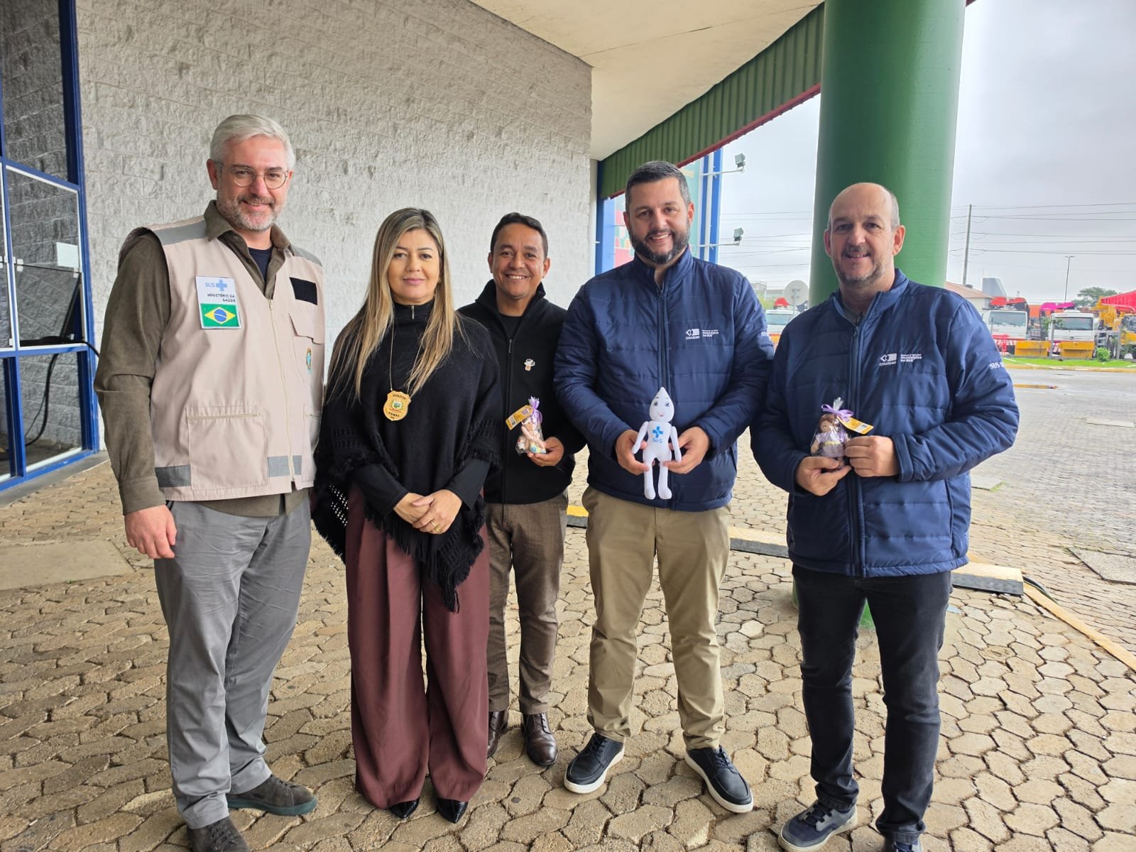 DESTAQUE EM PORTO ALEGRE: Com aplausos e mais de 160 bonecas vendidas, a diretora da Penitenciária Júlia Maranhão apresenta mascotes do SUS em evento nacional