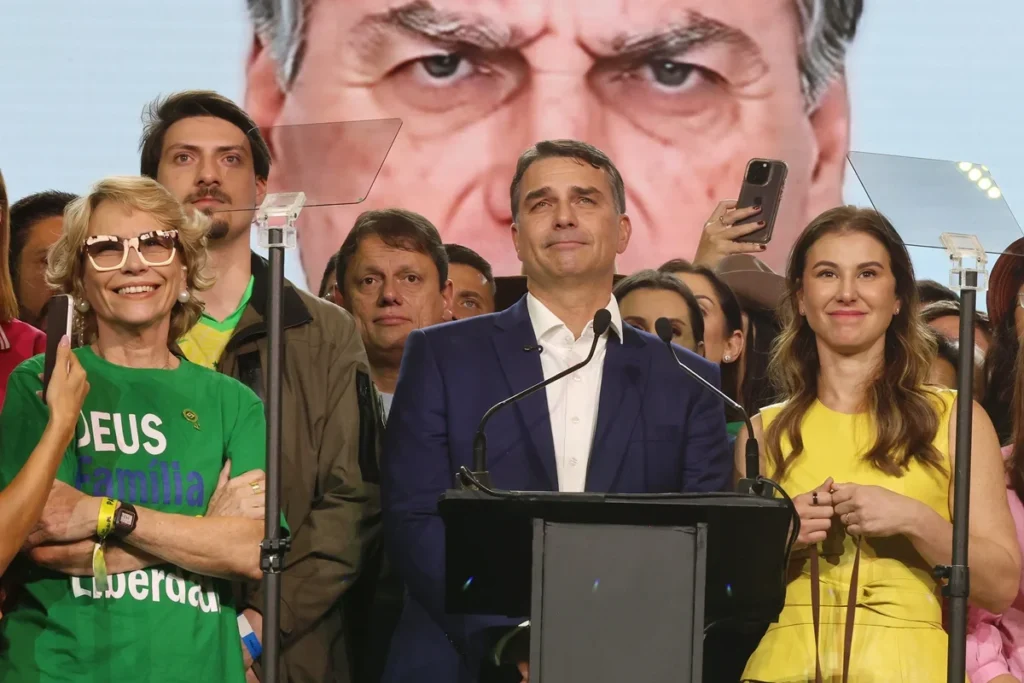 Principal 45 Flávio Bolsonaro adota propaganda eleitoral mais enxuta na TV