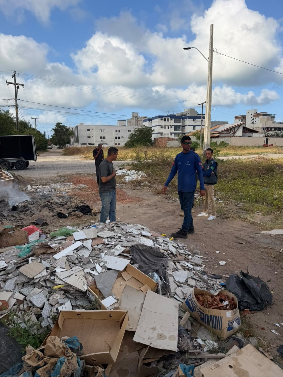 Prefeitura de Cabedelo intensifica fiscalização e multa empresa por descarte irregular de entulhos