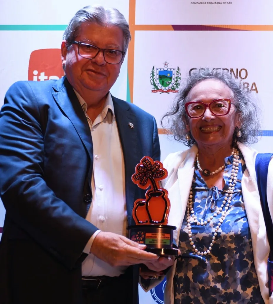 João Azevêdo prestigia abertura do Fest Aruanda e recebe homenagem por investimentos no audiovisual